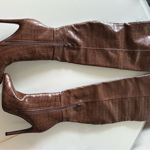 Chic Brown Croc-Embossed Heeled Boots - Picture 2 of 4